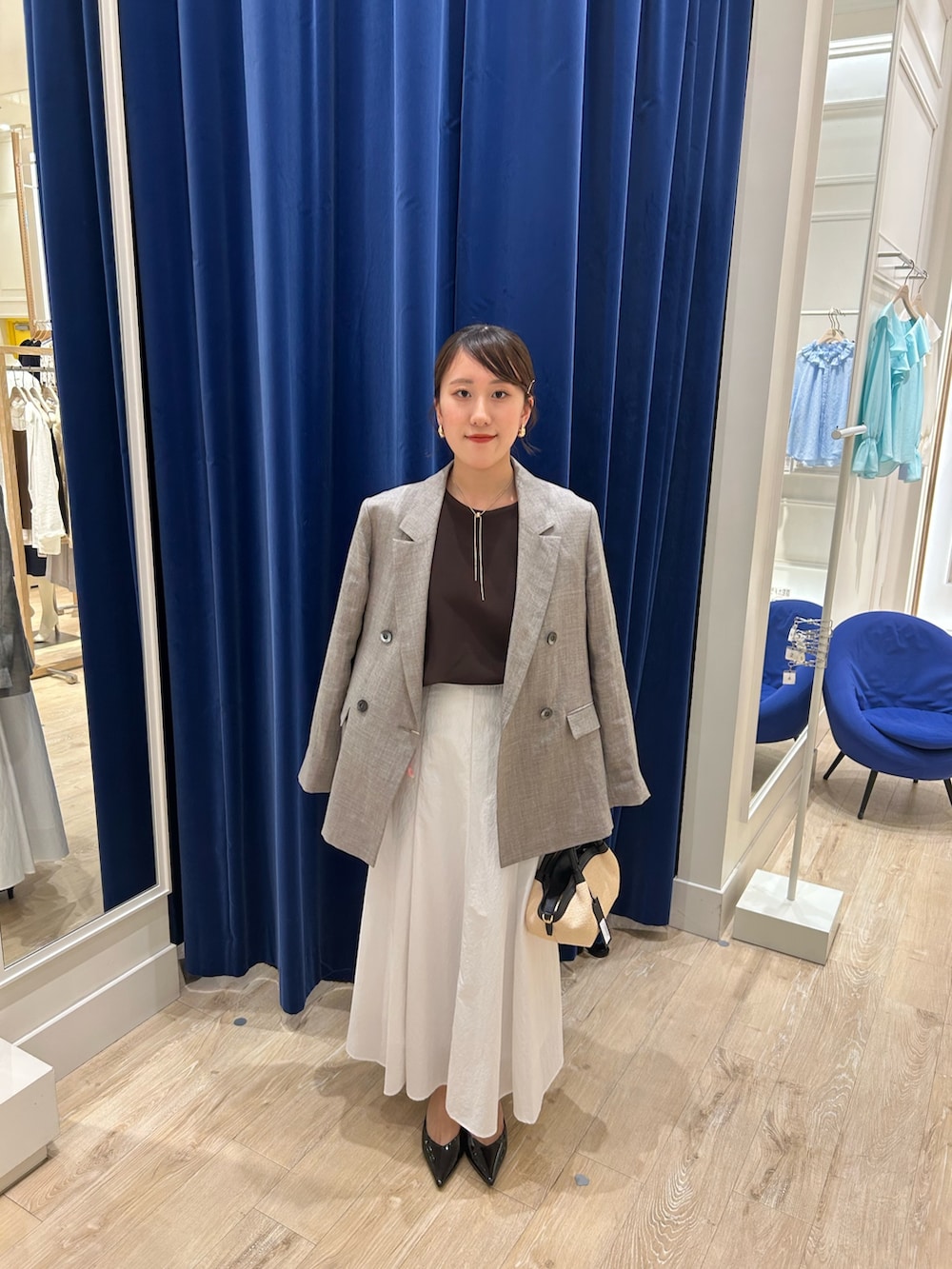 「スカート、スカートスタイル、スカートコーデ、フレアスカート、夏服コーデ、ラミージャケット、ジャケット、ジャケットコーデ、ジャケットスタイル、キレイめ、きれいめカジュアル、キレイめコーデ、ニットTシャツ、カジュアルコーデ」｜「NOLLEY’Sのウォッシャブルラミーシャンブレーダブルジャケット（テーラードジャケット、ベージュ系）」を使った、ayakaさん（レディース・156cm）の春コーディネートの3枚目の写真