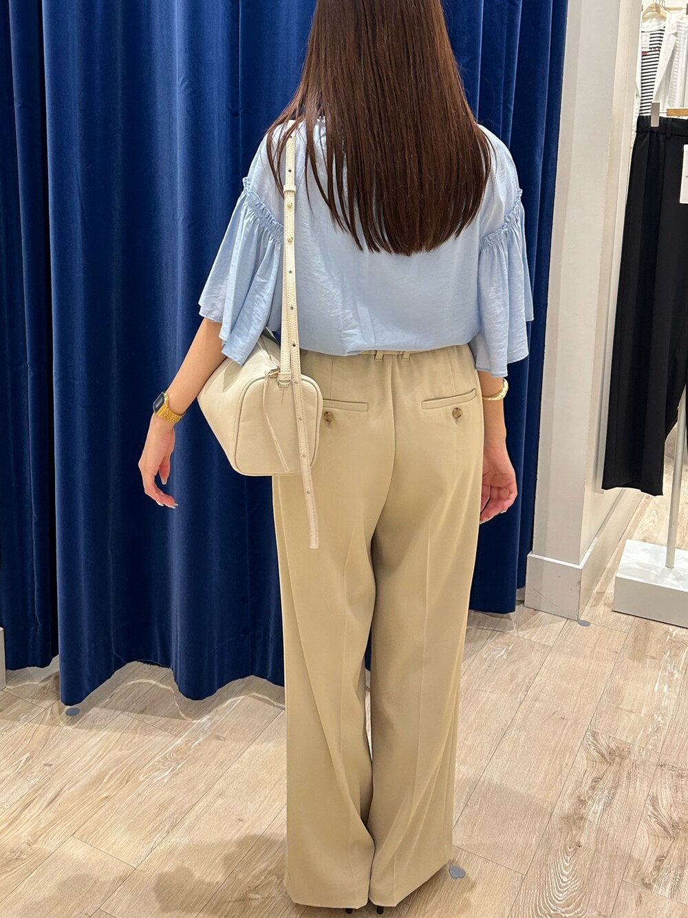 ブルー系のシャツ/ブラウス、ベージュ系のその他パンツ、ブラック系のショルダーバッグを着用したレディースの夏コーディネートの3枚目の写真