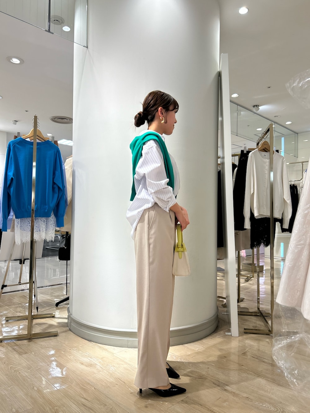 イエロー系のショルダーバッグ、ベージュ系のその他パンツ、グリーン系のカーディガン/ボレロを着用したレディースの春コーディネートの4枚目の写真