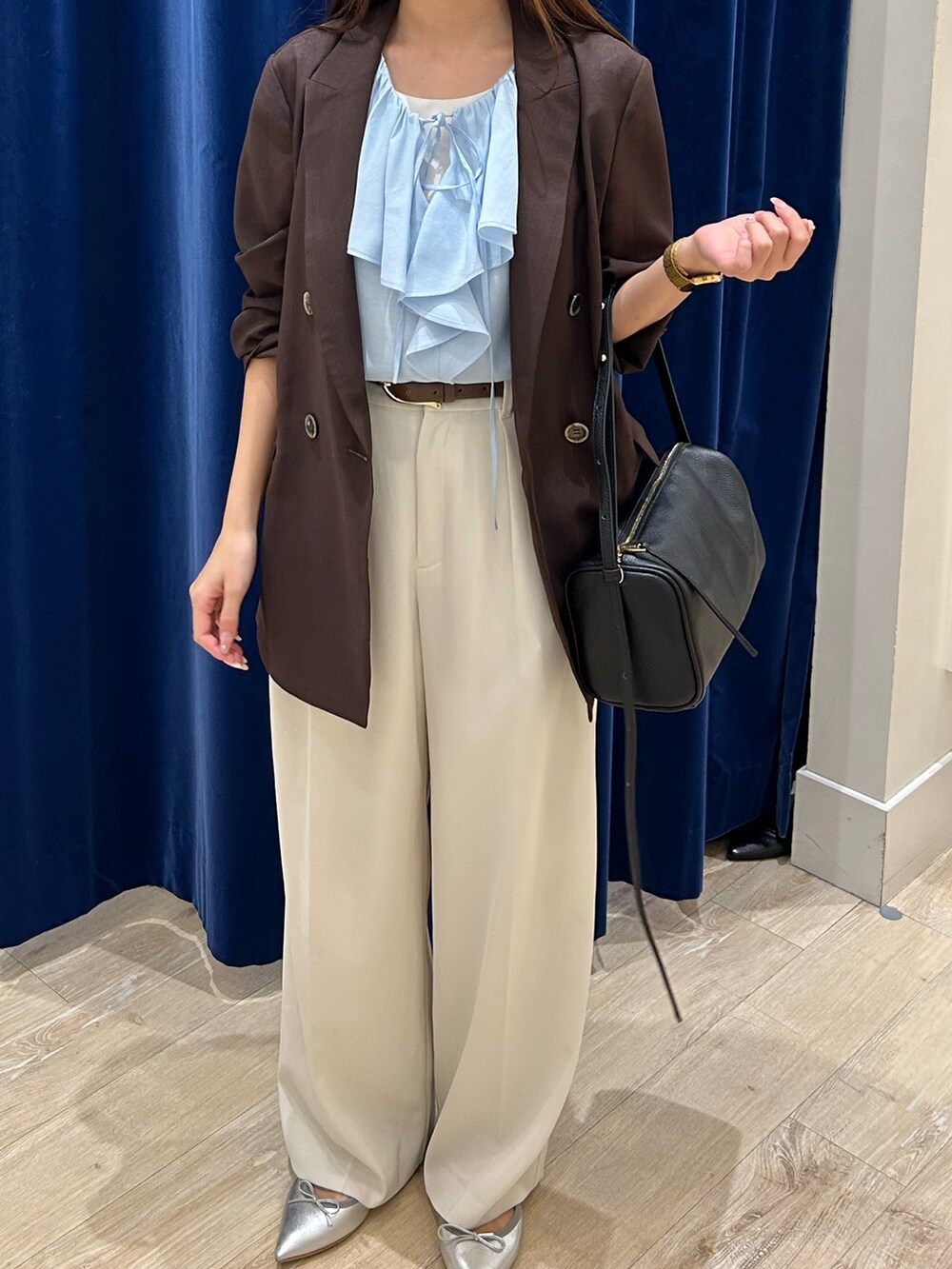ブラウン系のテーラードジャケット、ブルー系のシャツ/ブラウス、ホワイト系のその他パンツを着用したレディースの夏コーディネートの2枚目の写真