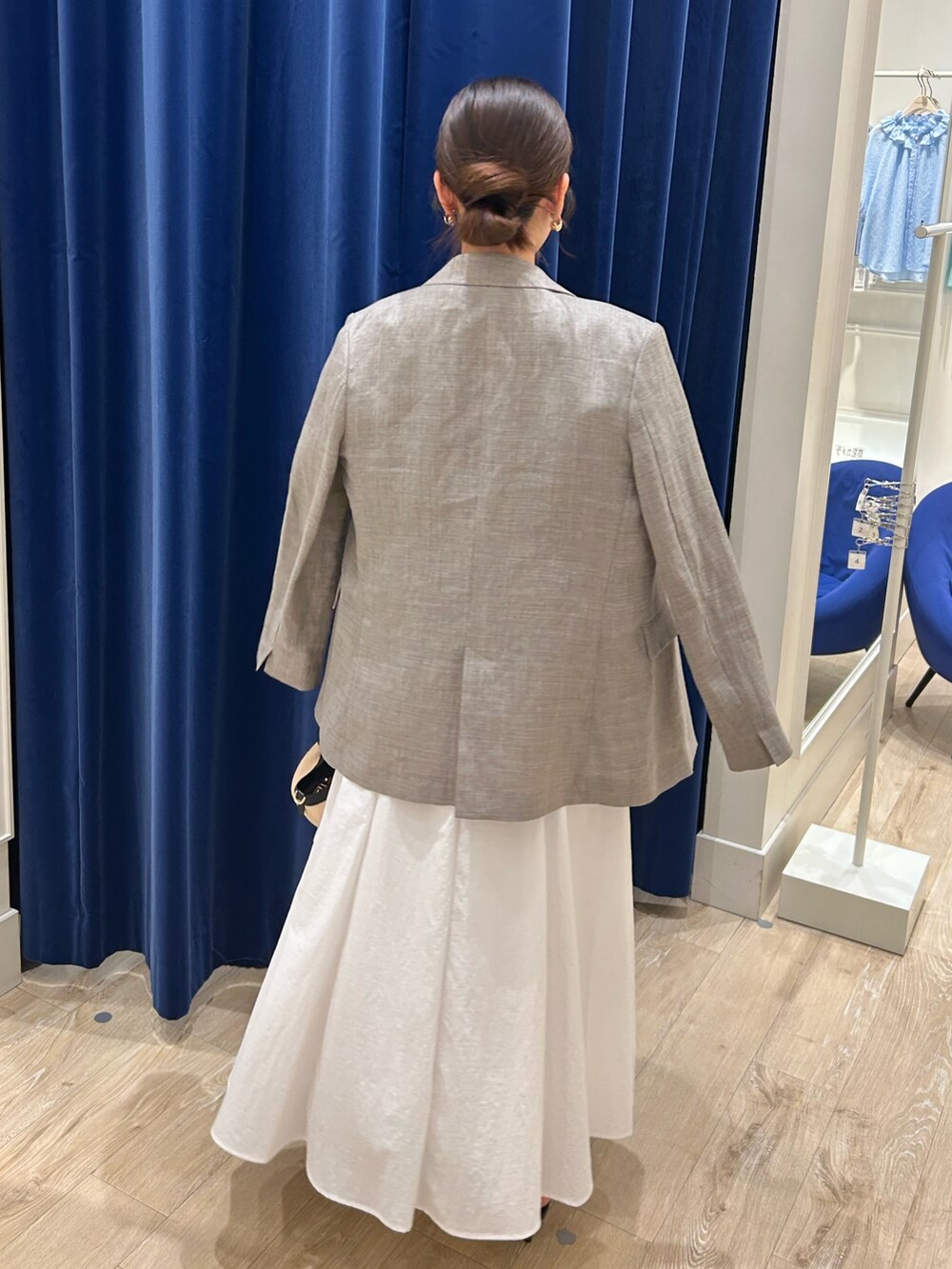 「スカート、スカートスタイル、スカートコーデ、フレアスカート、夏服コーデ、ラミージャケット、ジャケット、ジャケットコーデ、ジャケットスタイル、キレイめ、きれいめカジュアル、キレイめコーデ、ニットTシャツ、カジュアルコーデ」｜「NOLLEY’Sのウォッシャブルラミーシャンブレーダブルジャケット（テーラードジャケット、ベージュ系）」を使った、ayakaさん（レディース・156cm）の春コーディネートの4枚目の写真