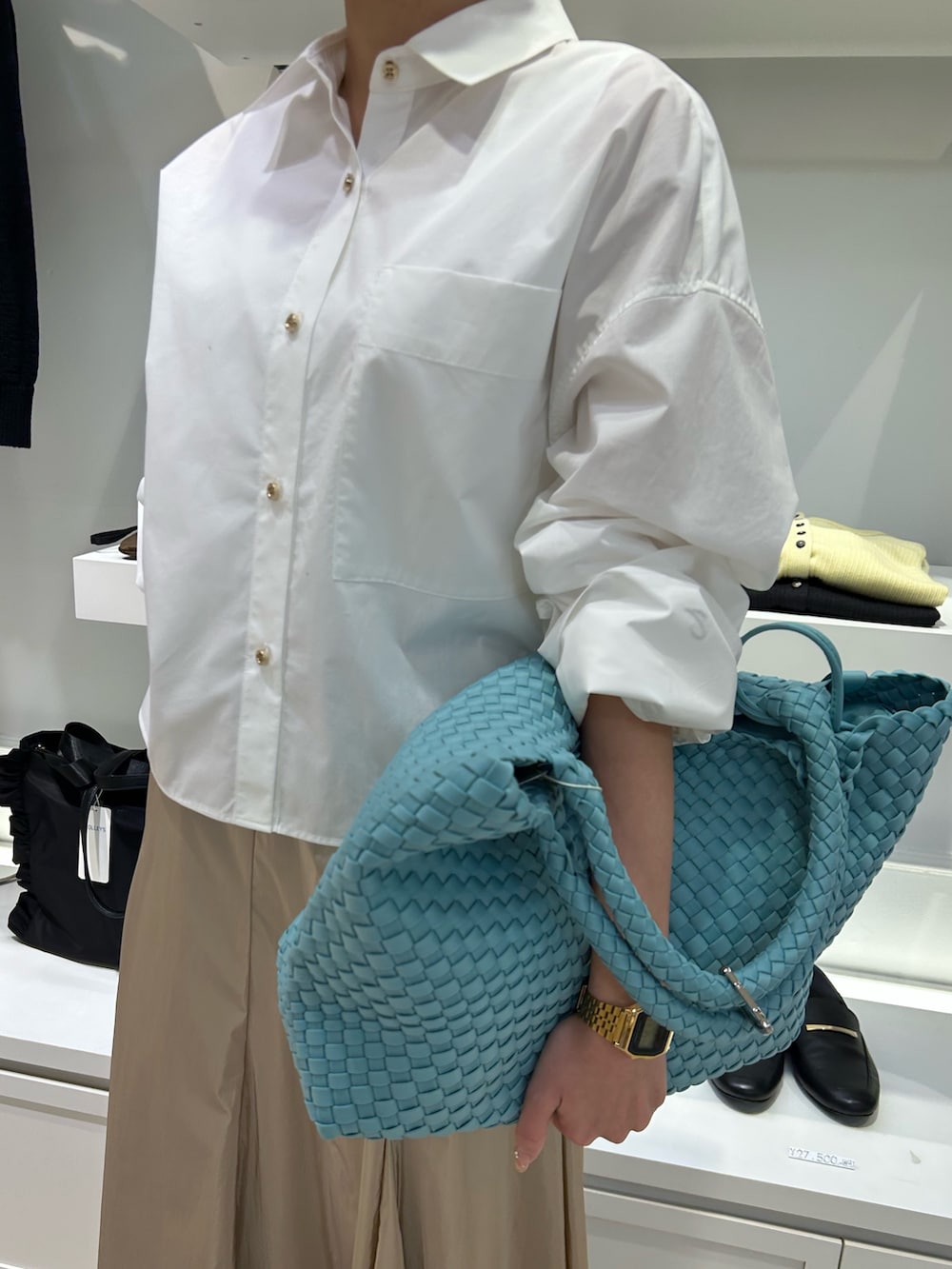 ホワイト系のシャツ/ブラウス、ゴールド系のスカート、ブルー系のトートバッグを着用したレディースの冬コーディネートの5枚目の写真