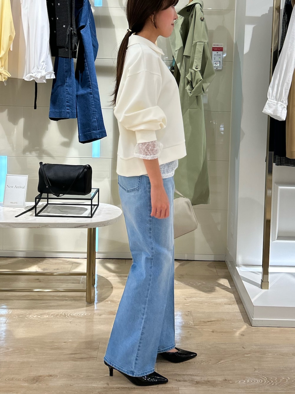 ホワイト系のスウェット、ホワイト系のTシャツ/カットソー、ブルー系のデニムパンツを着用したレディースの冬コーディネートの3枚目の写真