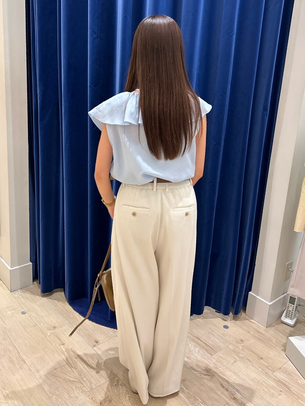 ホワイト系のその他パンツ、ブルー系のシャツ/ブラウス、ブラウン系のショルダーバッグを着用したレディースの夏コーディネートの3枚目の写真