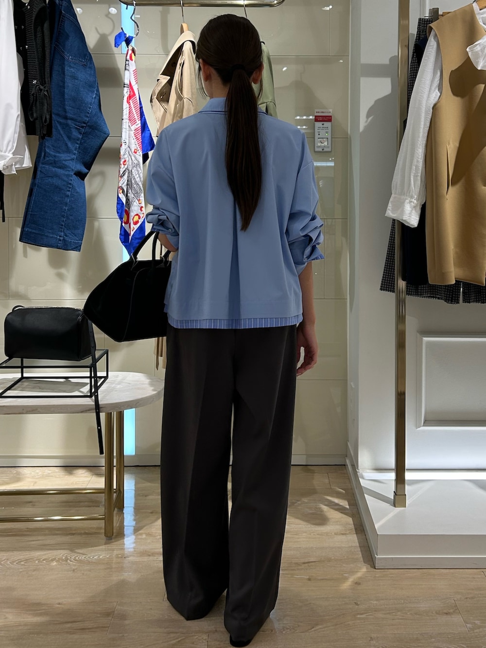 ブルー系のシャツ/ブラウス、ブラック系のトートバッグ、グレー系のその他パンツを着用したレディースの冬コーディネートの3枚目の写真