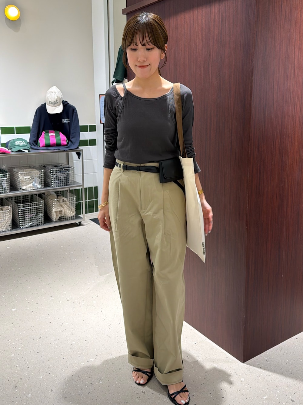 グレー系のTシャツ/カットソー、ブラック系のボディバッグ/ウエストポーチ、ホワイト系のバックパック/リュックを着用したレディースの春コーディネートの2枚目の写真