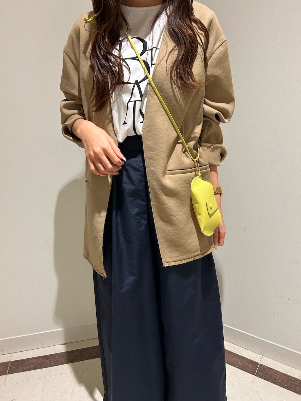 ブルー系のその他パンツ、ベージュ系のノーカラージャケット、ホワイト系のTシャツ/カットソーを着用したレディースの春コーディネートの5枚目の写真