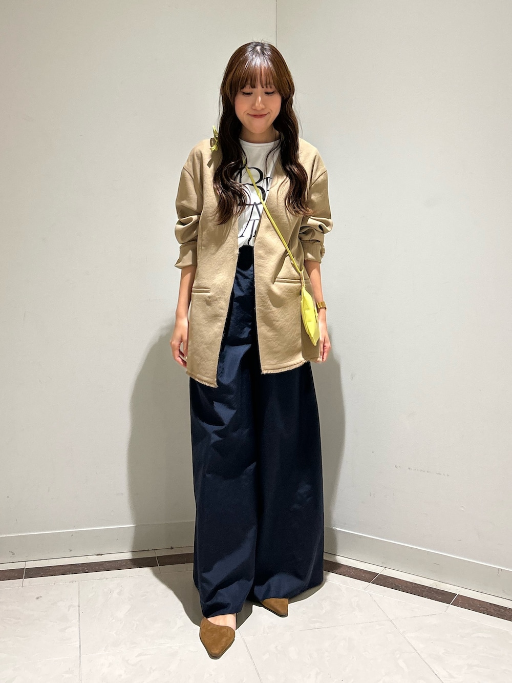 ブルー系のその他パンツ、ベージュ系のノーカラージャケット、ホワイト系のTシャツ/カットソーを着用したレディースの春コーディネートの2枚目の写真