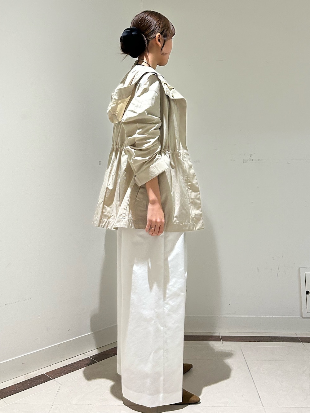 ホワイト系のその他パンツ、ブラウン系のショルダーバッグ、ベージュ系のブルゾンを着用したレディースの春コーディネートの4枚目の写真