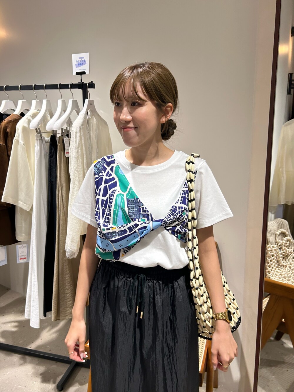 ブラック系のスカート、ホワイト系のTシャツ/カットソーを着用したレディースの夏コーディネートの3枚目の写真