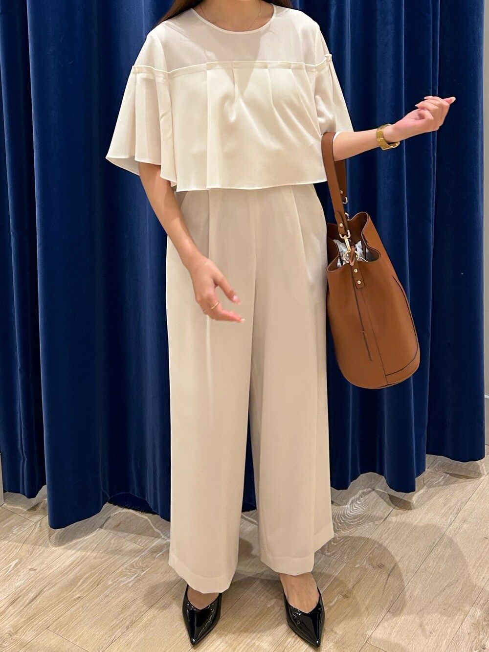 ホワイト系のシャツ/ブラウス、ホワイト系のその他パンツ、ブラウン系のショルダーバッグを着用したレディースの春コーディネートの4枚目の写真