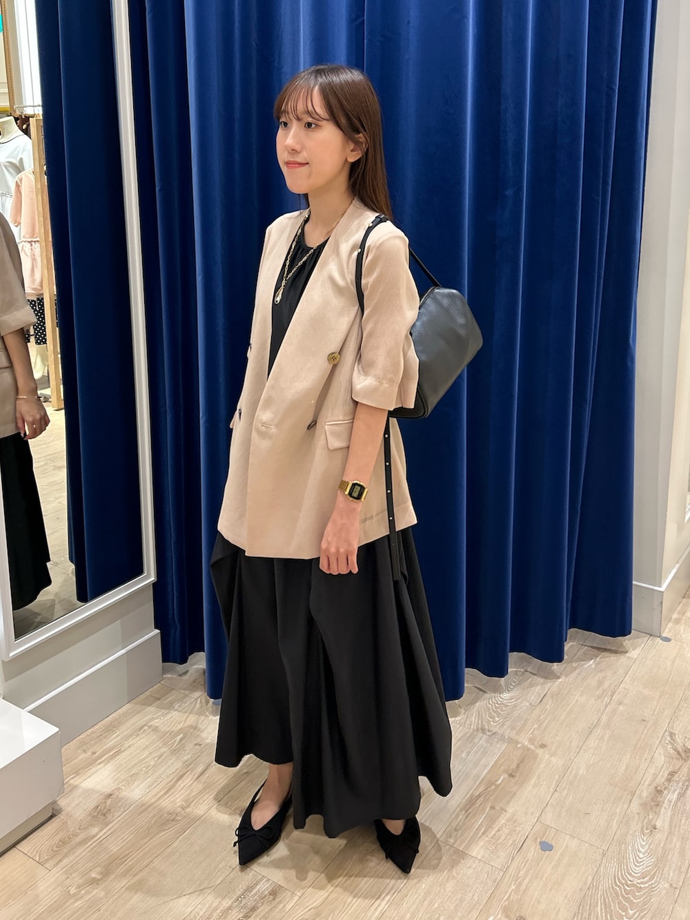 「ノースリーブ、シアートップス、シンプルコーデ、きれいめカジュアル、夏コーデ、ブラックコーデ、お出かけコーデ、今日のコーデ、きれいめコーディネート、レディースファッション、ワンピースコーデ、ワンピーススタイル、ジャケットコーデ、ジャケット、ootd」｜「NOLLEY’Sのウォッシャブルリネン風シアー5分袖ジャケット（ノーカラージャケット、ベージュ系）」を使った、ayakaさん（レディース・156cm）の夏コーディネートの2枚目の写真