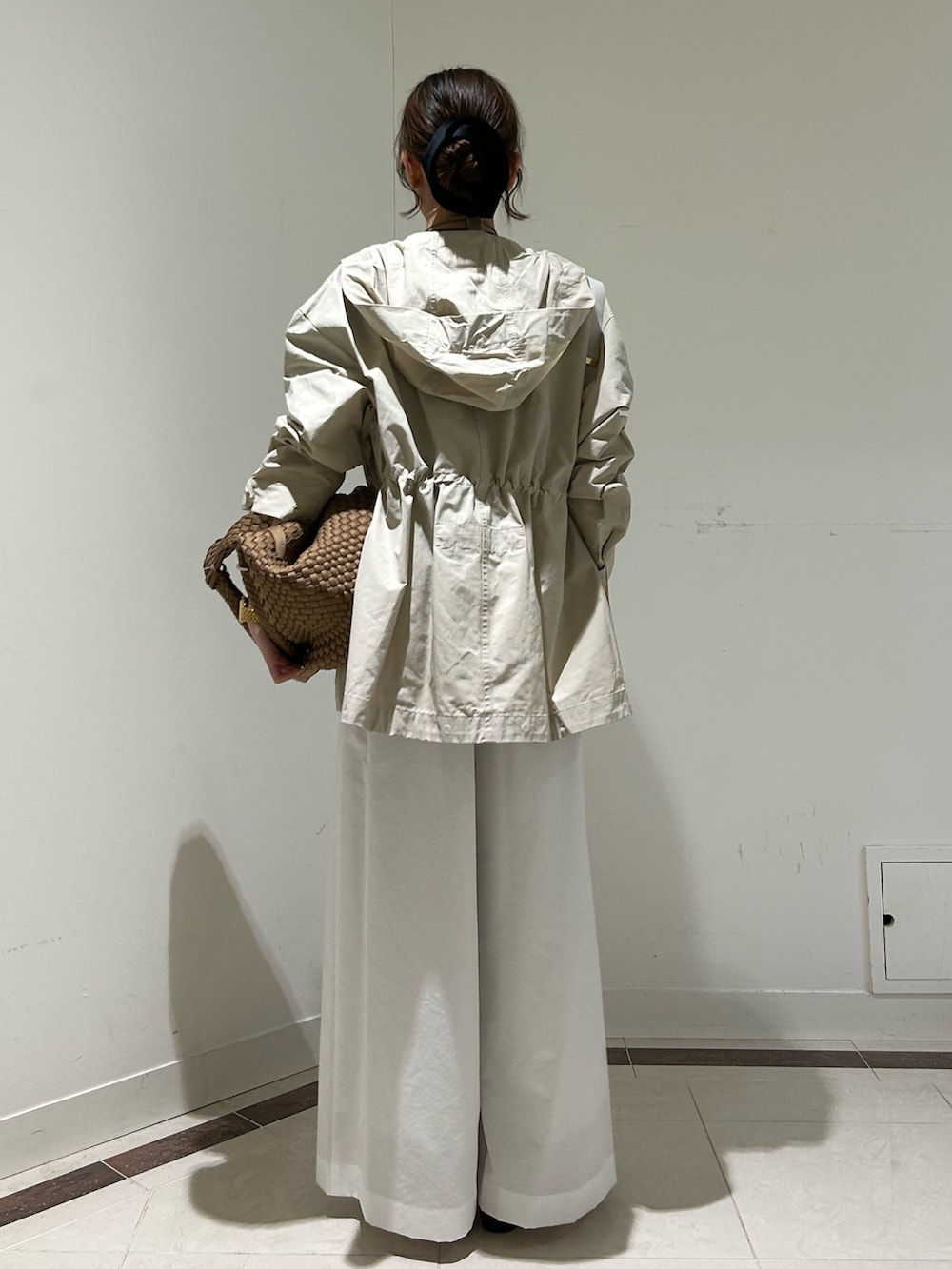 ホワイト系のその他パンツ、ブラウン系のショルダーバッグ、ベージュ系のブルゾンを着用したレディースの春コーディネートの3枚目の写真