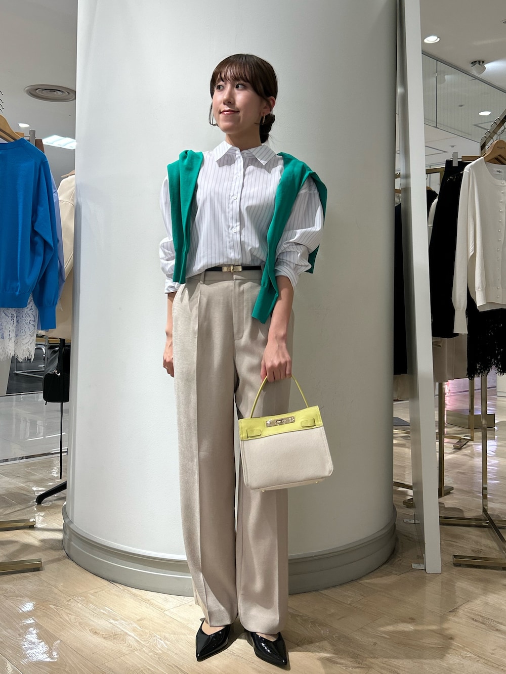 イエロー系のショルダーバッグ、ベージュ系のその他パンツ、グリーン系のカーディガン/ボレロを着用したレディースの春コーディネートの3枚目の写真