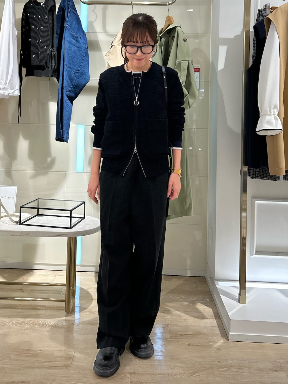 ブラック系のつなぎ/オールインワン、ブラック系のカーディガン/ボレロ、ブルー系のTシャツ/カットソーを着用したレディースの冬コーディネートの2枚目の写真