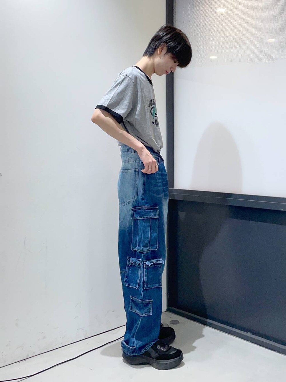 グレー系のTシャツ/カットソーを着用したメンズの夏コーディネートの2枚目の写真