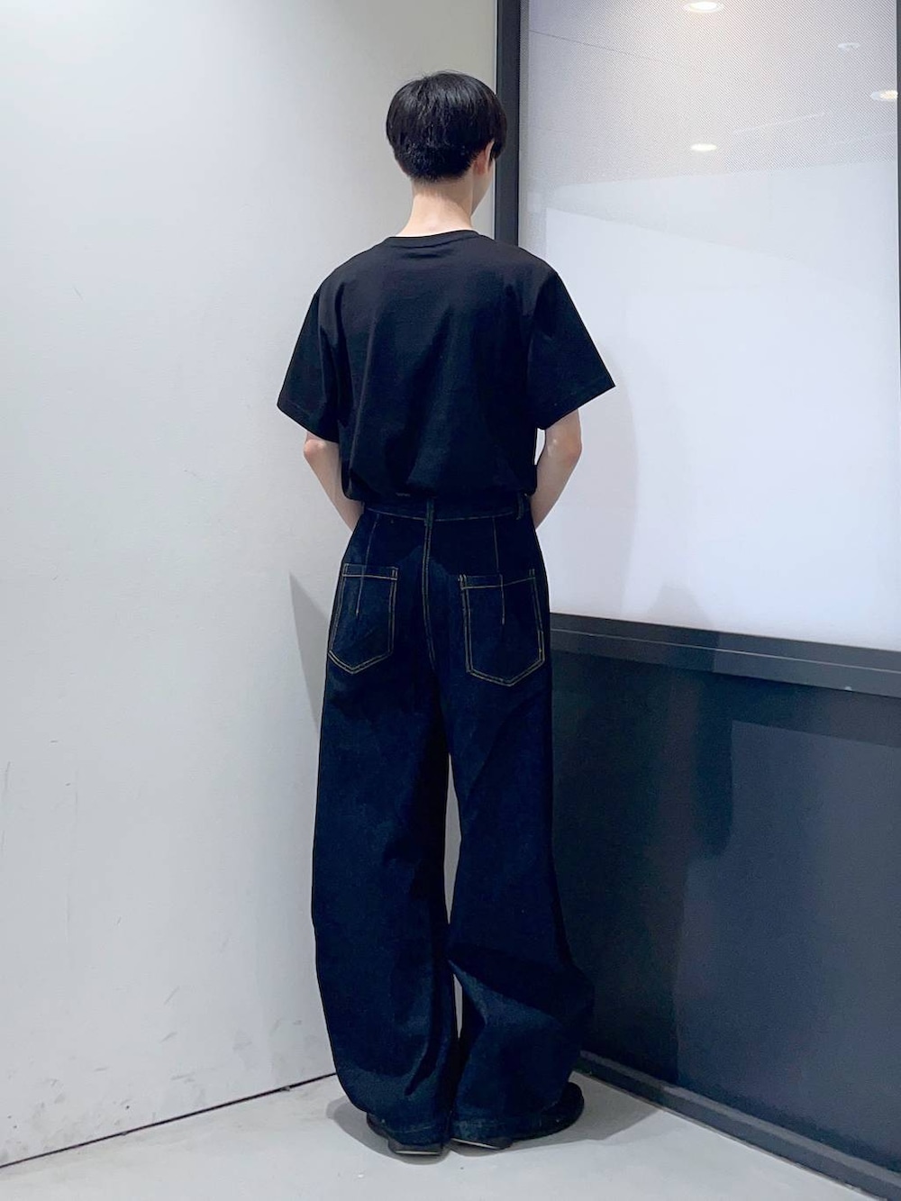 ブラック系のTシャツ/カットソー、ブルー系のその他パンツを着用したメンズの夏コーディネートの3枚目の写真