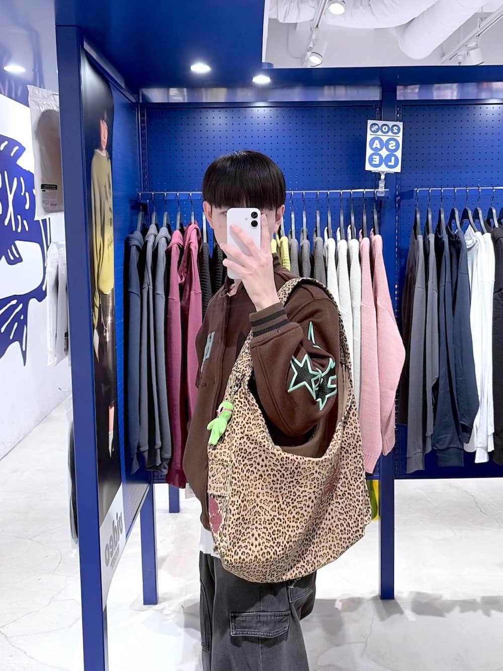 ブラウン系のブルゾン、グリーン系のキーホルダーを着用したメンズの冬コーディネートの2枚目の写真