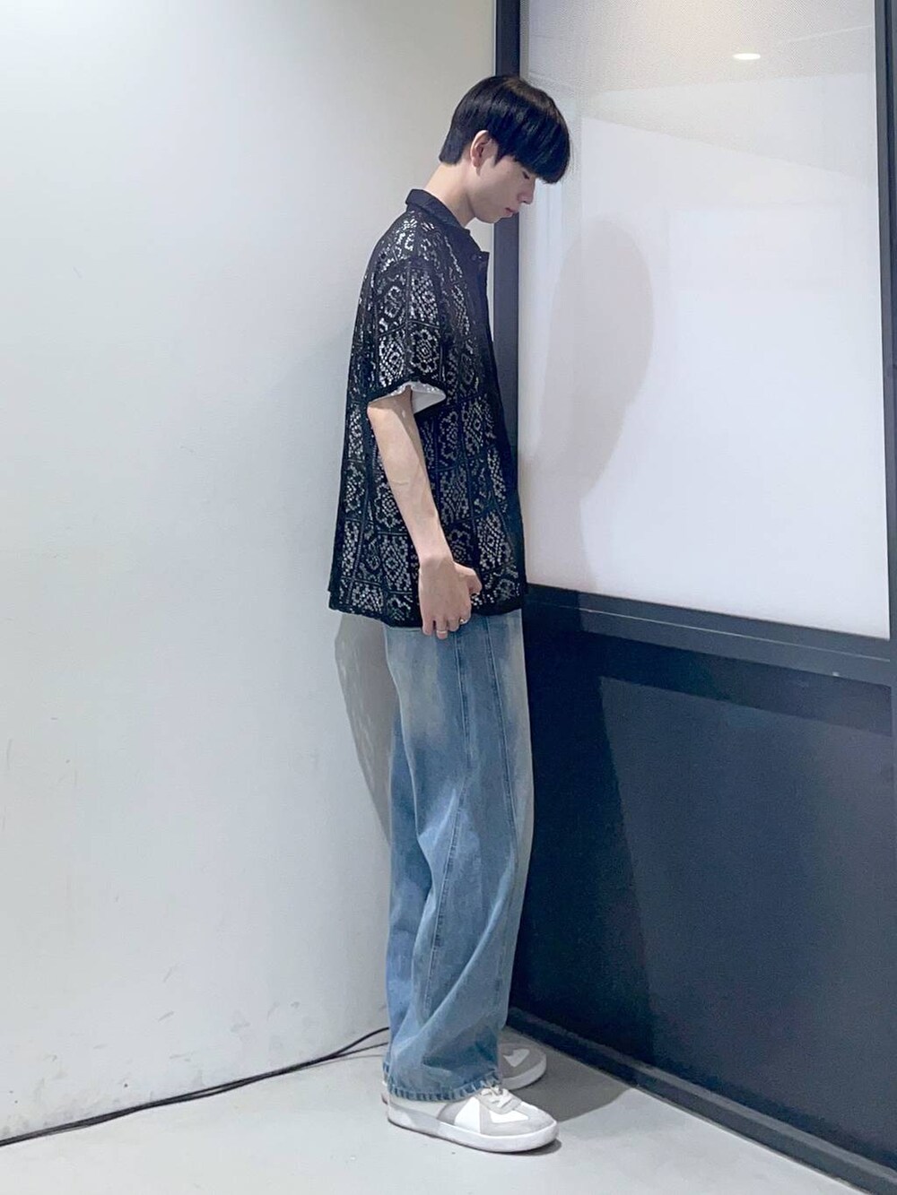 ホワイト系のTシャツ/カットソー、ブルー系のデニムパンツを着用したメンズの春コーディネートの2枚目の写真