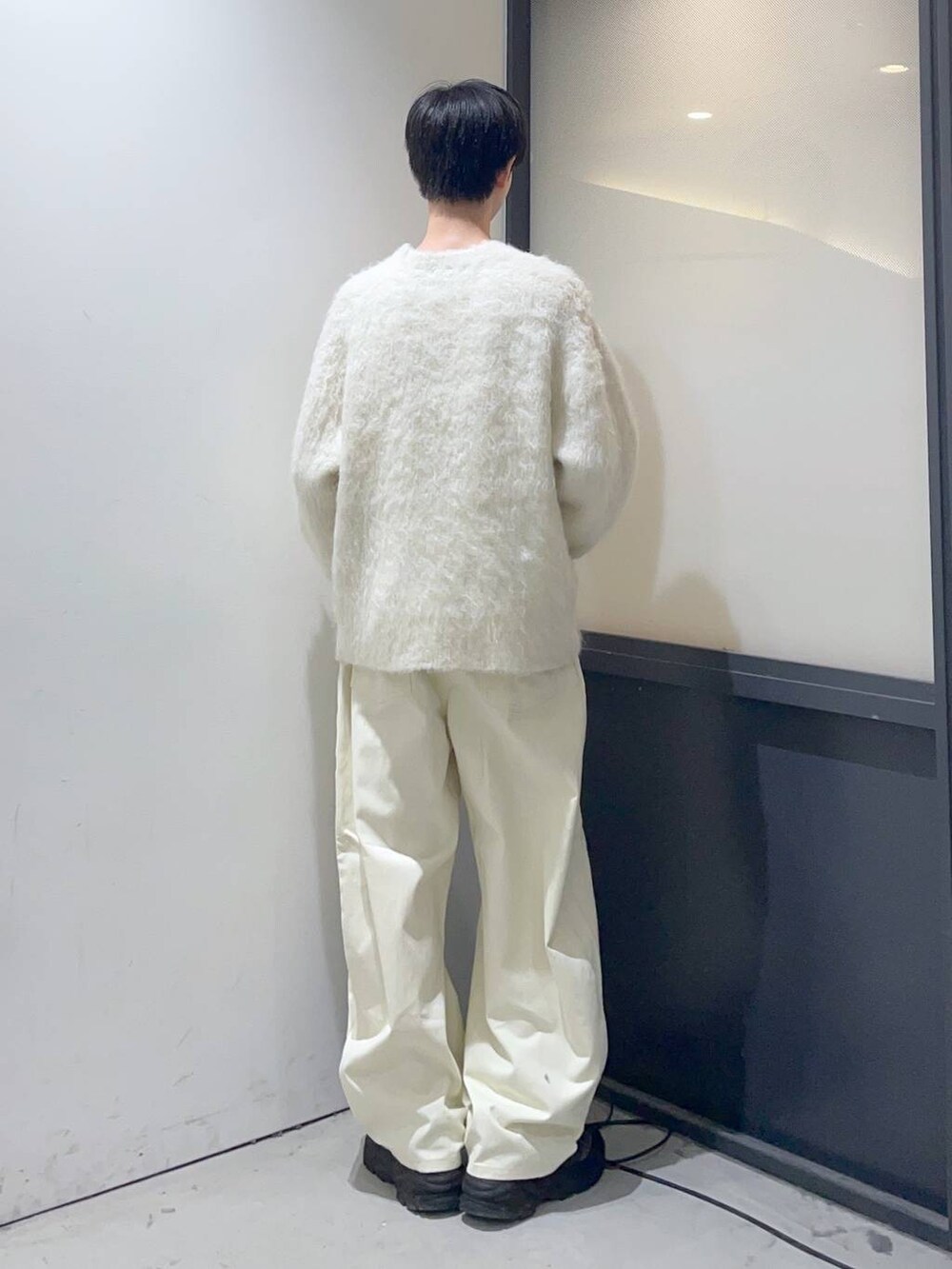 ベージュ系のカーゴパンツ、ベージュ系のニット/セーターを着用したメンズの秋コーディネートの3枚目の写真