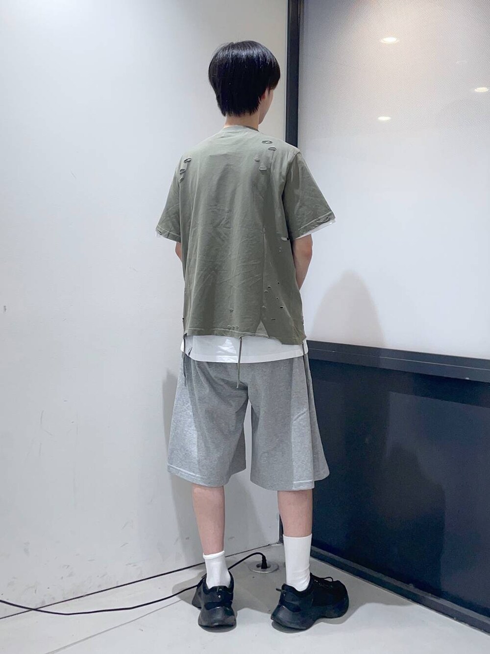 ホワイト系のTシャツ/カットソー、グレー系のスウェットパンツ、グリーン系のTシャツ/カットソーを着用したメンズの夏コーディネートの3枚目の写真