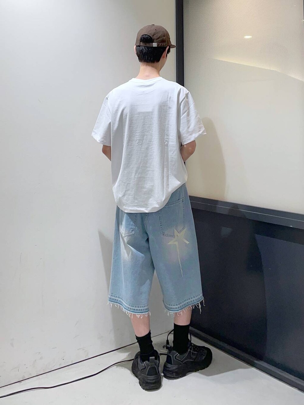 ブルー系のデニムパンツ、ホワイト系のTシャツ/カットソー、ブラウン系のベルトを着用したメンズの春コーディネートの3枚目の写真
