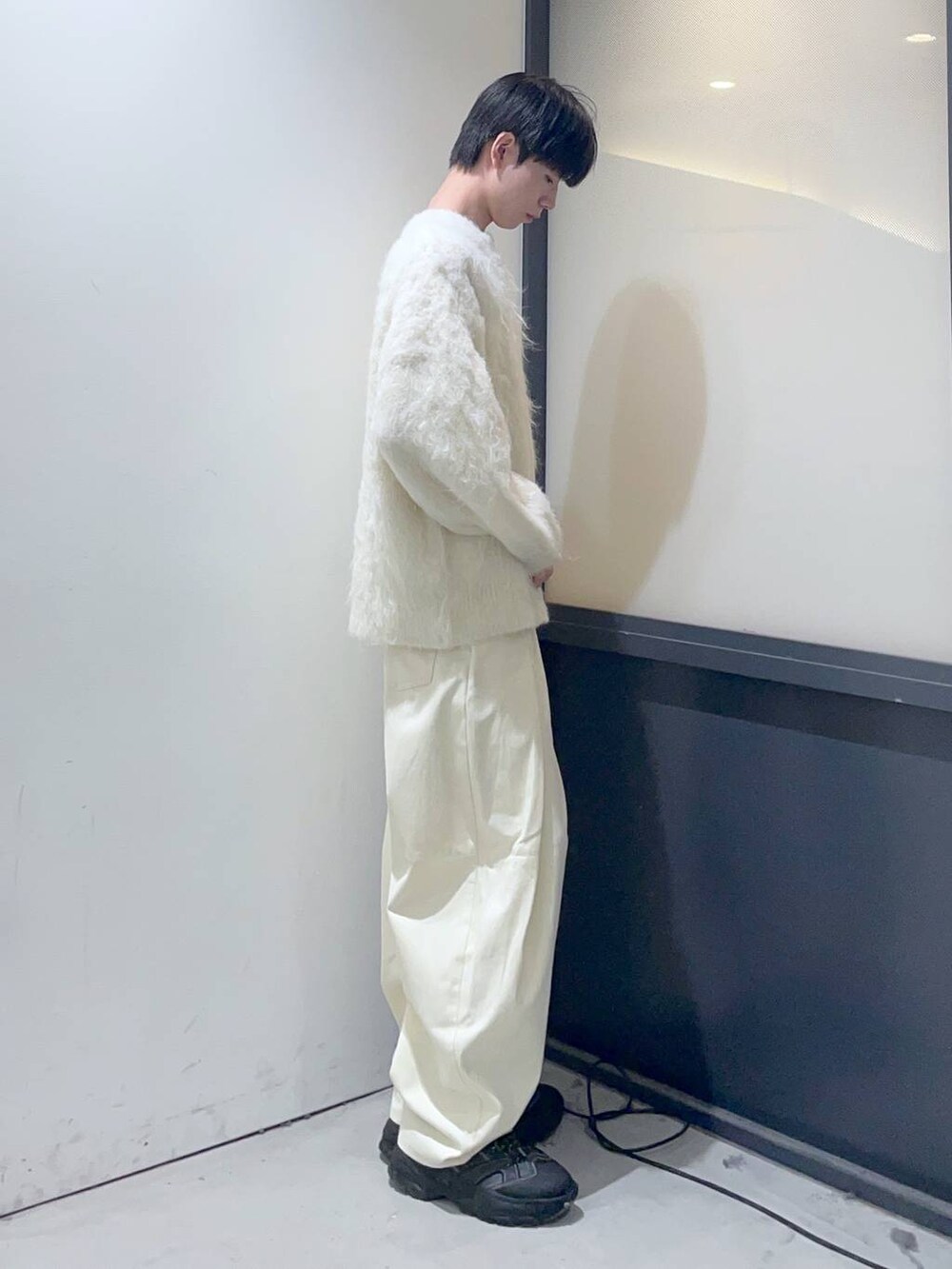 ベージュ系のカーゴパンツ、ベージュ系のニット/セーターを着用したメンズの秋コーディネートの2枚目の写真