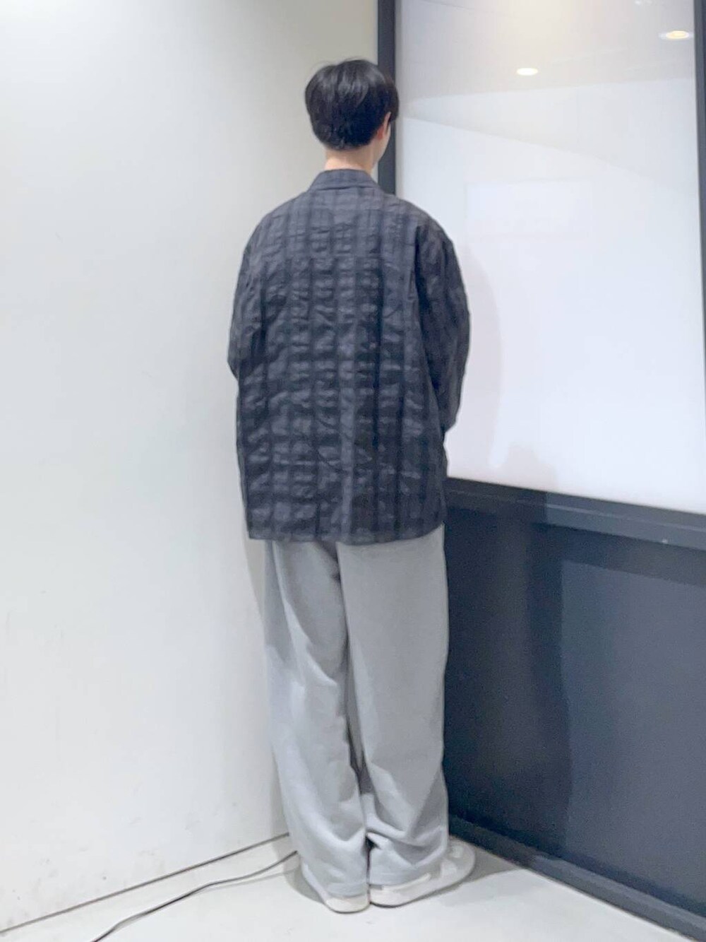 グレー系のシャツ/ブラウス、ブラック系のTシャツ/カットソーを着用したメンズの春コーディネートの3枚目の写真