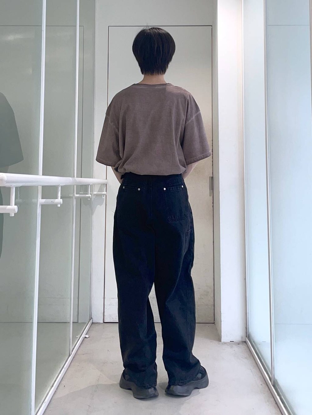 ブラック系のデニムパンツ、ブラウン系のTシャツ/カットソー、ブラック系のベルトを着用したメンズの夏コーディネートの3枚目の写真