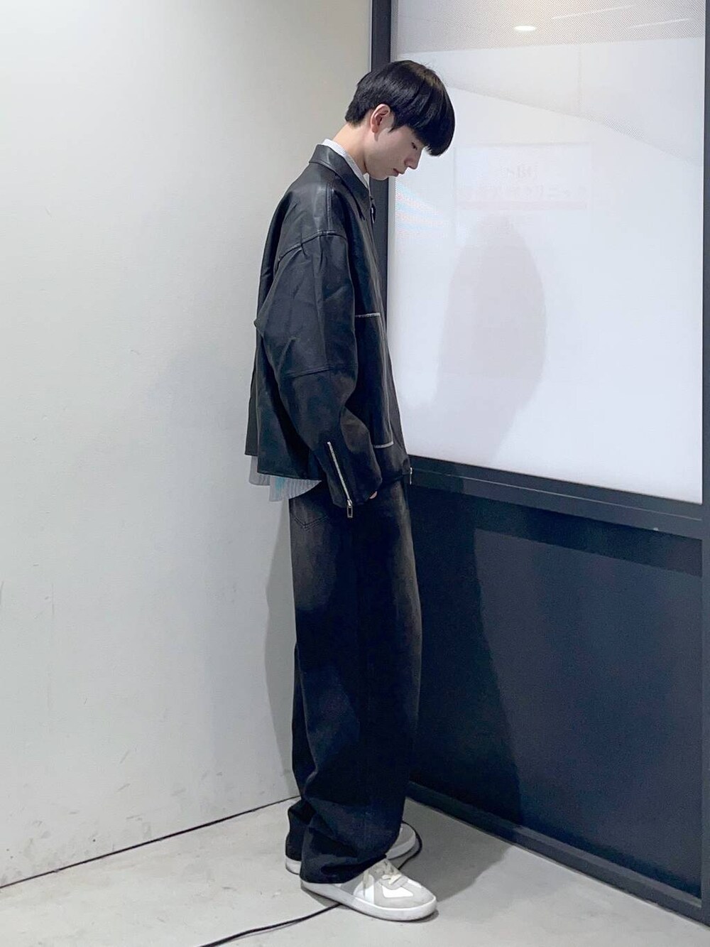 ブラック系のシャツ/ブラウス、ブラック系のデニムパンツ、ブラック系のブルゾンを着用したメンズの春コーディネートの2枚目の写真