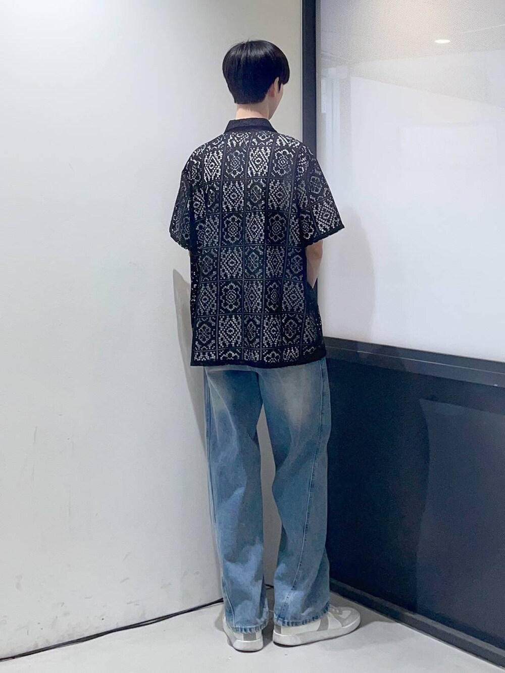 ホワイト系のTシャツ/カットソー、ブルー系のデニムパンツを着用したメンズの春コーディネートの3枚目の写真