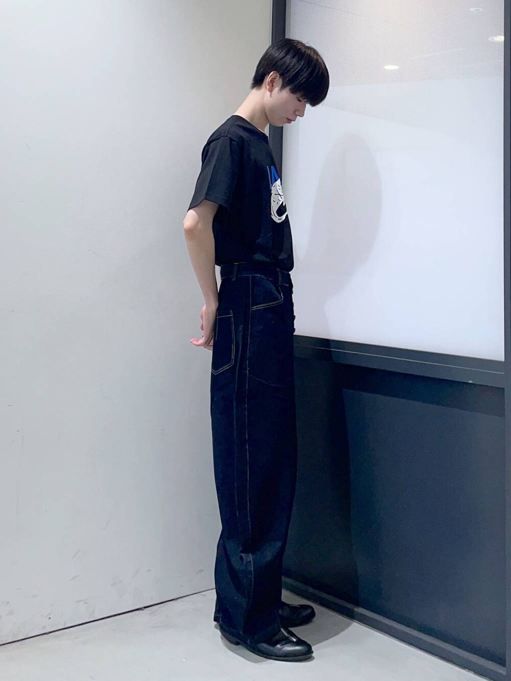 ブラック系のTシャツ/カットソー、ブルー系のその他パンツを着用したメンズの夏コーディネートの2枚目の写真