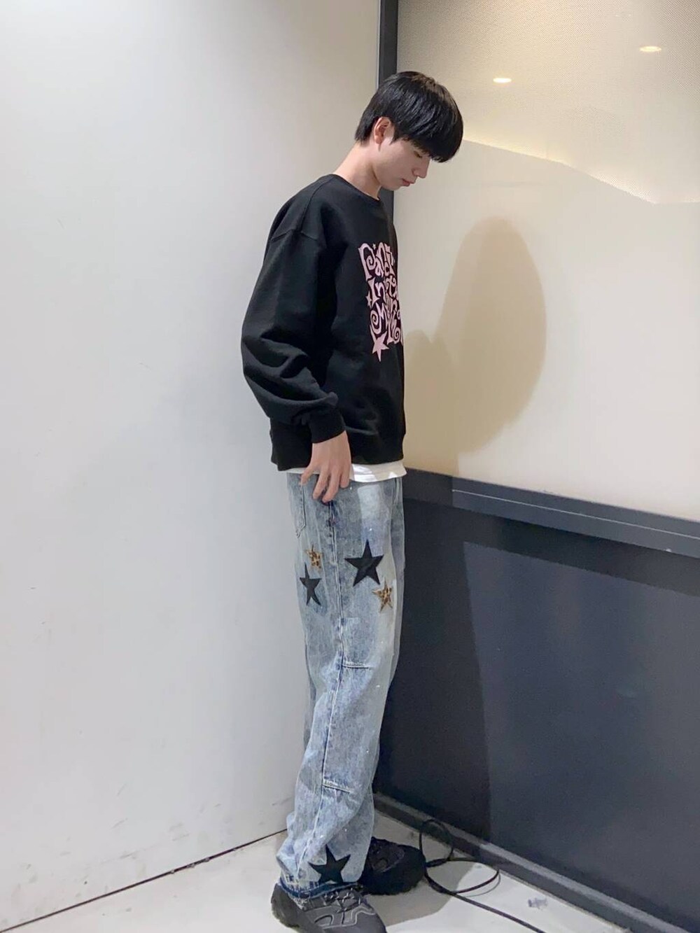 ブラック系のスウェットを着用したメンズの秋コーディネートの2枚目の写真