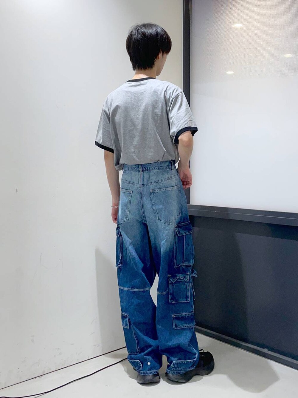 グレー系のTシャツ/カットソーを着用したメンズの夏コーディネートの3枚目の写真