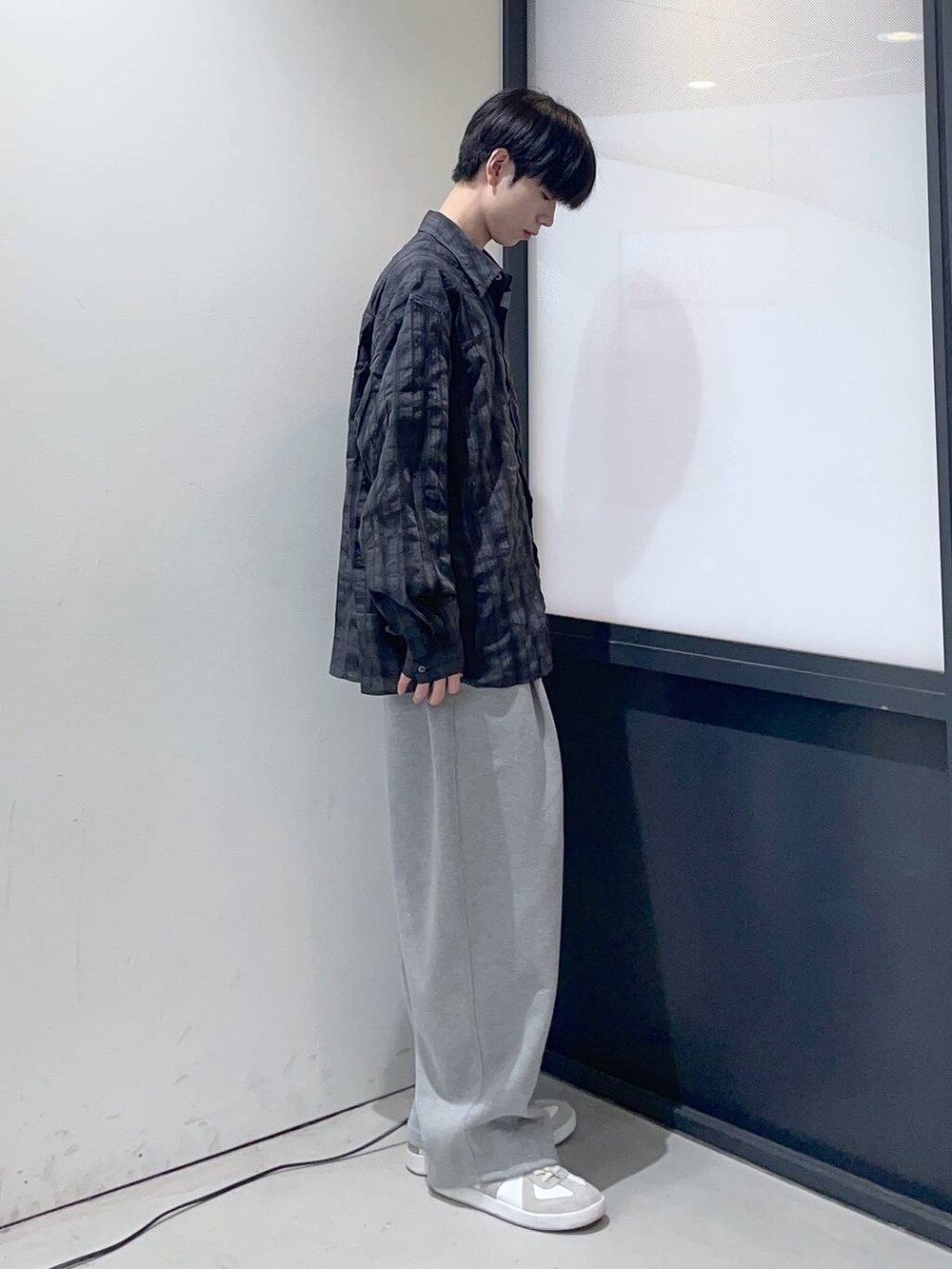 グレー系のシャツ/ブラウス、ブラック系のTシャツ/カットソーを着用したメンズの春コーディネートの2枚目の写真