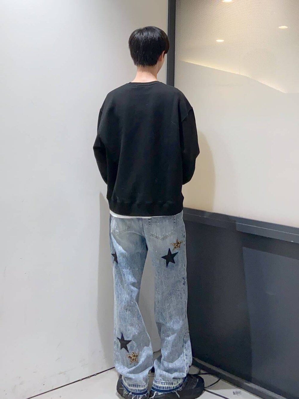 ブラック系のスウェットを着用したメンズの秋コーディネートの3枚目の写真