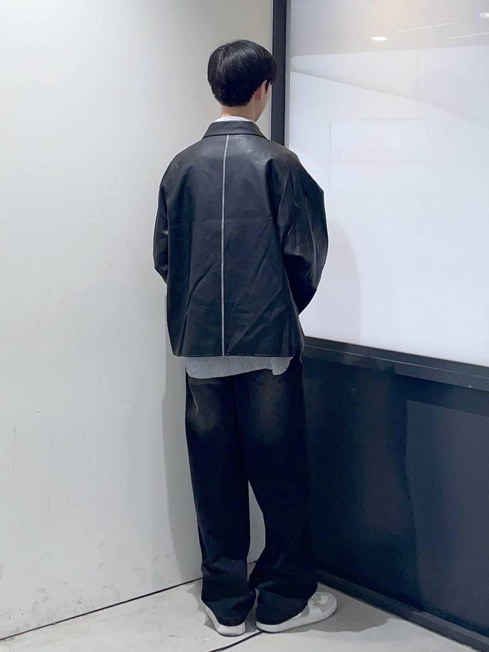 ブラック系のシャツ/ブラウス、ブラック系のデニムパンツ、ブラック系のブルゾンを着用したメンズの春コーディネートの3枚目の写真