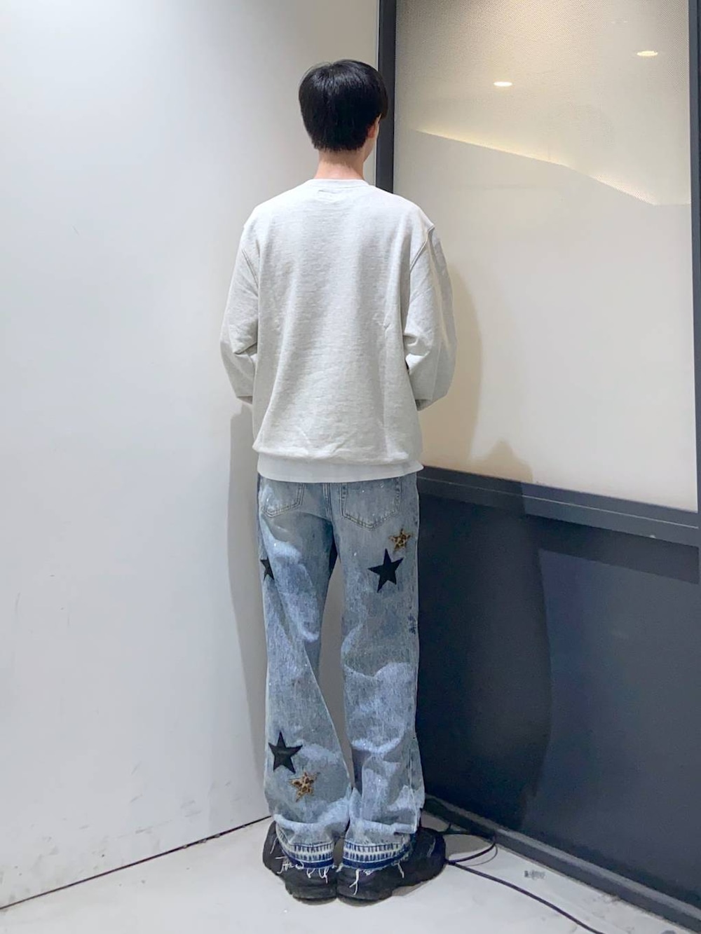 ベージュ系のスウェットを着用したメンズの秋コーディネートの3枚目の写真