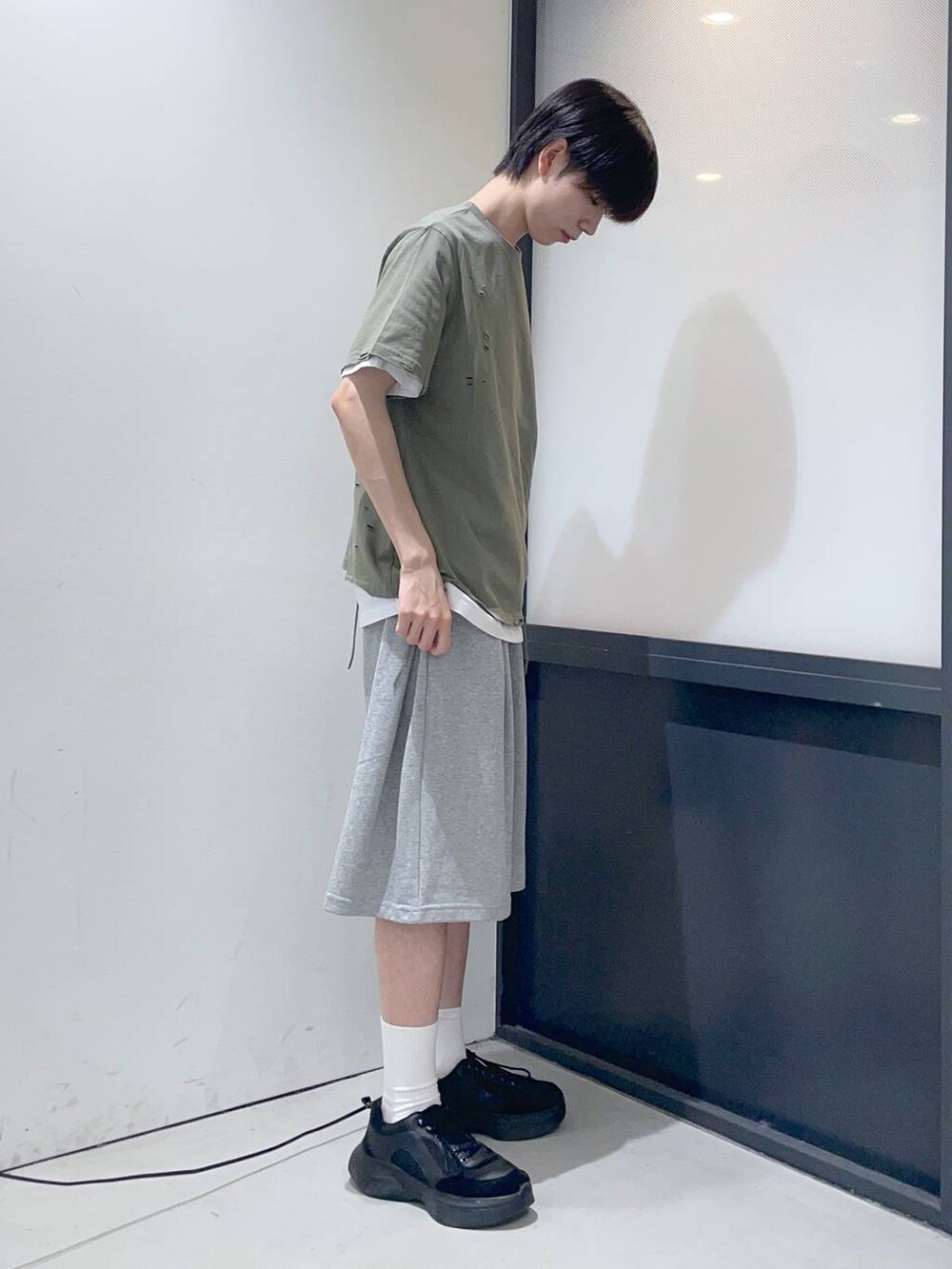 ホワイト系のTシャツ/カットソー、グレー系のスウェットパンツ、グリーン系のTシャツ/カットソーを着用したメンズの夏コーディネートの2枚目の写真