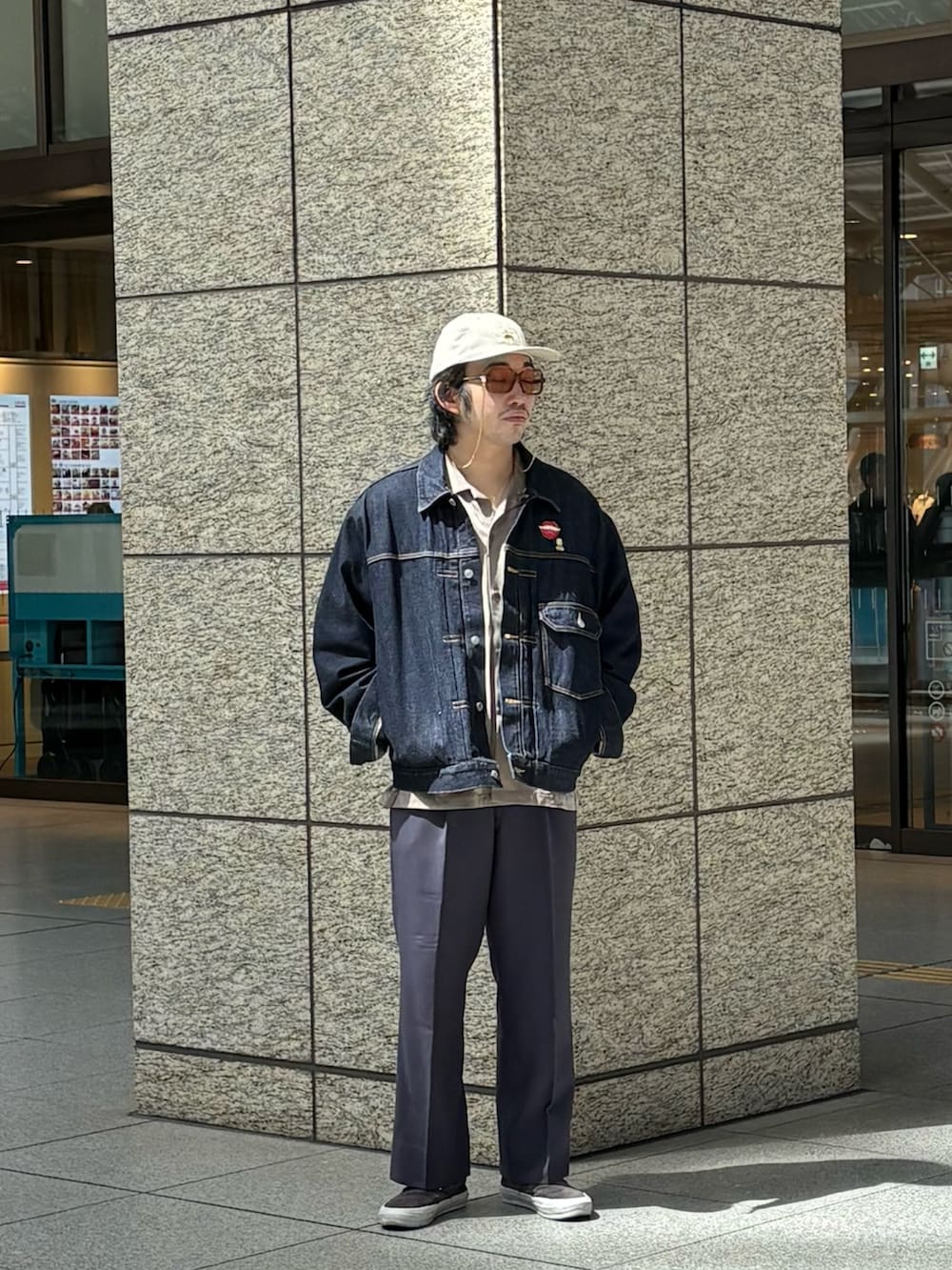 ベージュ系のシャツ/ブラウス、グリーン系のキャップを着用したメンズの春コーディネートの3枚目の写真