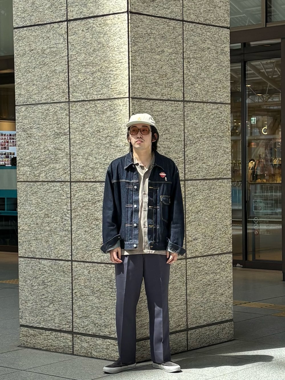 ベージュ系のシャツ/ブラウス、グリーン系のキャップを着用したメンズの春コーディネートの2枚目の写真