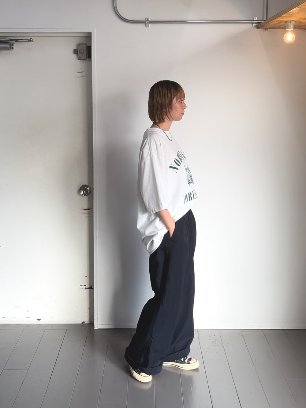 「F/CE.、エフシーイー、休日スタイル、夏コーデ、パンツコーデ、白Tシャツ、プリントT、ワイドパンツ、フレアパンツ、動物モチーフ、ビッグT、ナイロンパンツ、オーバーサイズ、ワイドスラックス、Tシャツコーデ」｜「F/CE. のF/CE. RE-NYLON TUCK TROUSERS / エフシーイー RE-ナイロン タック トラウザース（その他パンツ、ブルー系）」を使った、NATSUMIさん（レディース・160cm）の夏コーディネートの2枚目の写真
