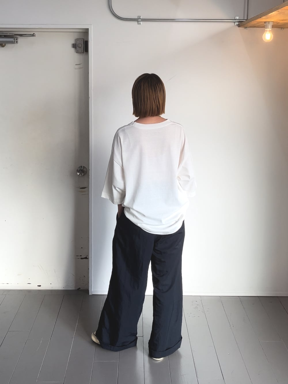 「F/CE.、エフシーイー、休日スタイル、夏コーデ、パンツコーデ、白Tシャツ、プリントT、ワイドパンツ、フレアパンツ、動物モチーフ、ビッグT、ナイロンパンツ、オーバーサイズ、ワイドスラックス、Tシャツコーデ」｜「F/CE. のF/CE. RE-NYLON TUCK TROUSERS / エフシーイー RE-ナイロン タック トラウザース（その他パンツ、ブルー系）」を使った、NATSUMIさん（レディース・160cm）の夏コーディネートの3枚目の写真