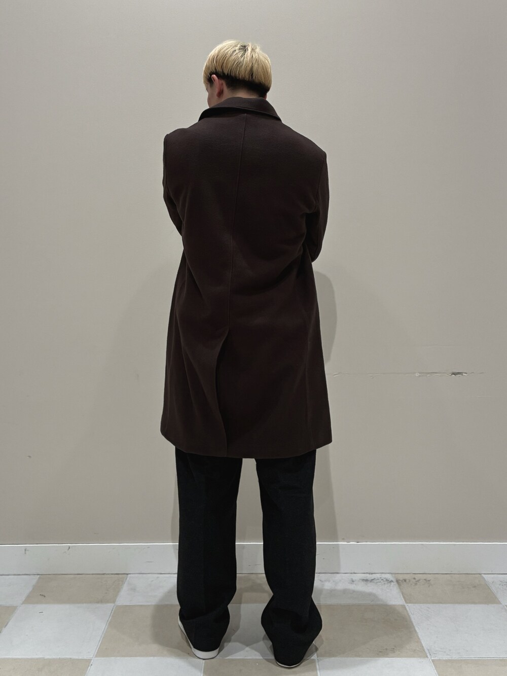 ブラウン系のその他アウター、ブルー系のニット/セーター、グレー系のその他パンツを着用したメンズの冬コーディネートの2枚目の写真