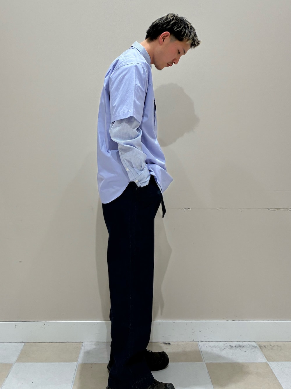 ブルー系のシャツ/ブラウス、ブルー系のデニムパンツを着用したメンズの春コーディネートの2枚目の写真