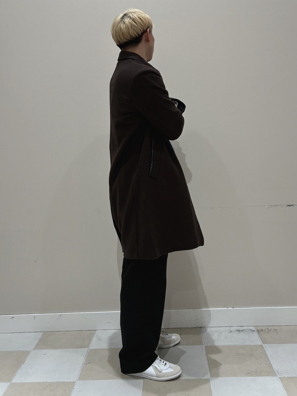 ブラウン系のその他アウター、ブルー系のニット/セーター、グレー系のその他パンツを着用したメンズの冬コーディネートの3枚目の写真