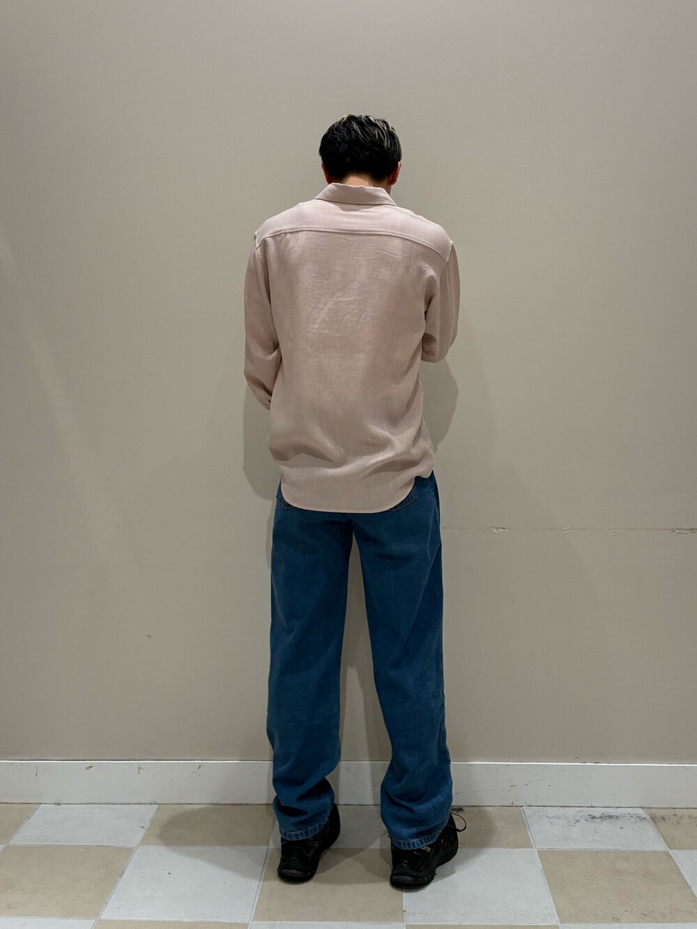 ピンク系のシャツ/ブラウス、ブルー系のデニムパンツを着用したメンズの春コーディネートの3枚目の写真