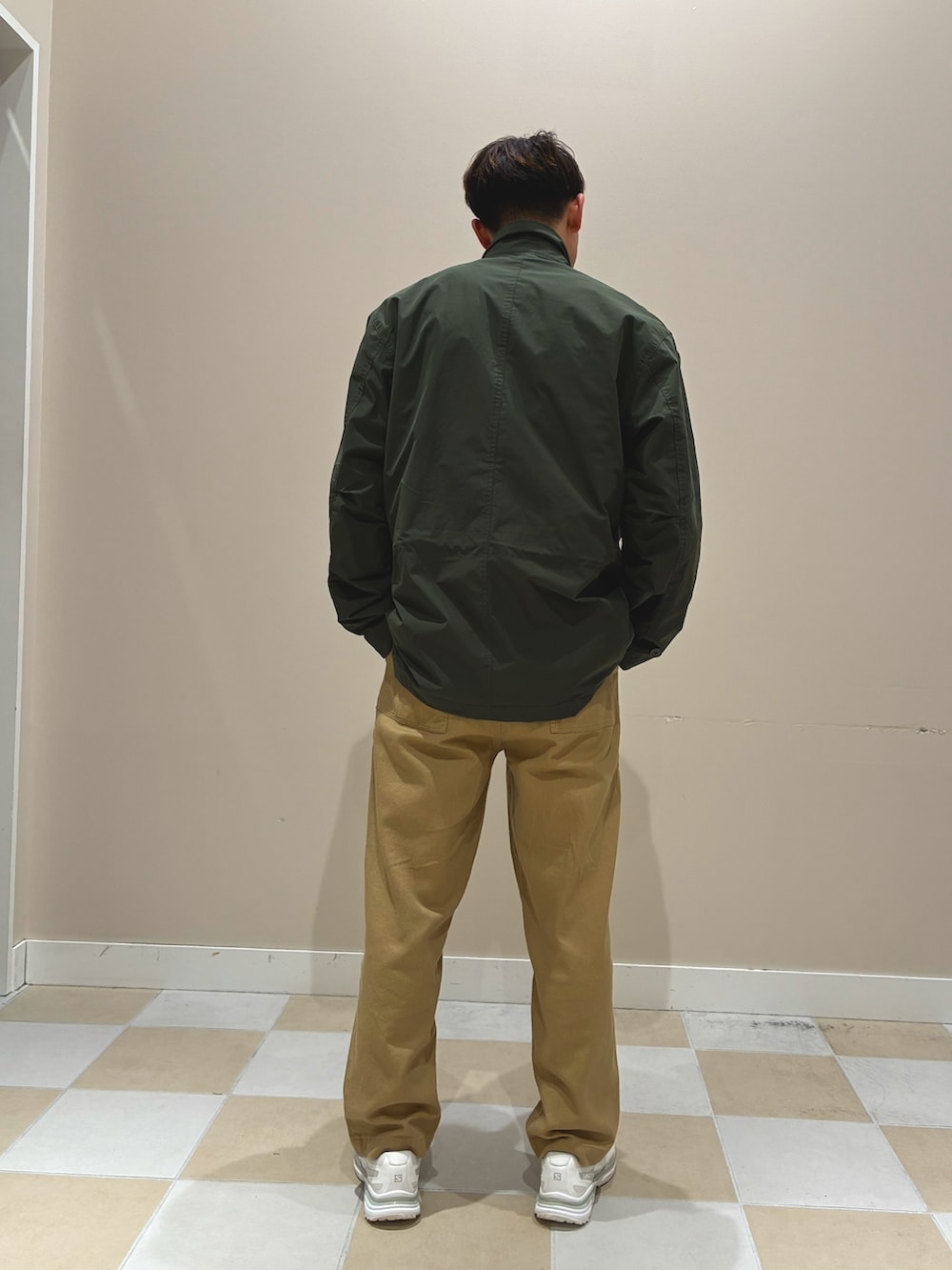 ベージュ系のその他パンツを着用したメンズの秋コーディネートの3枚目の写真