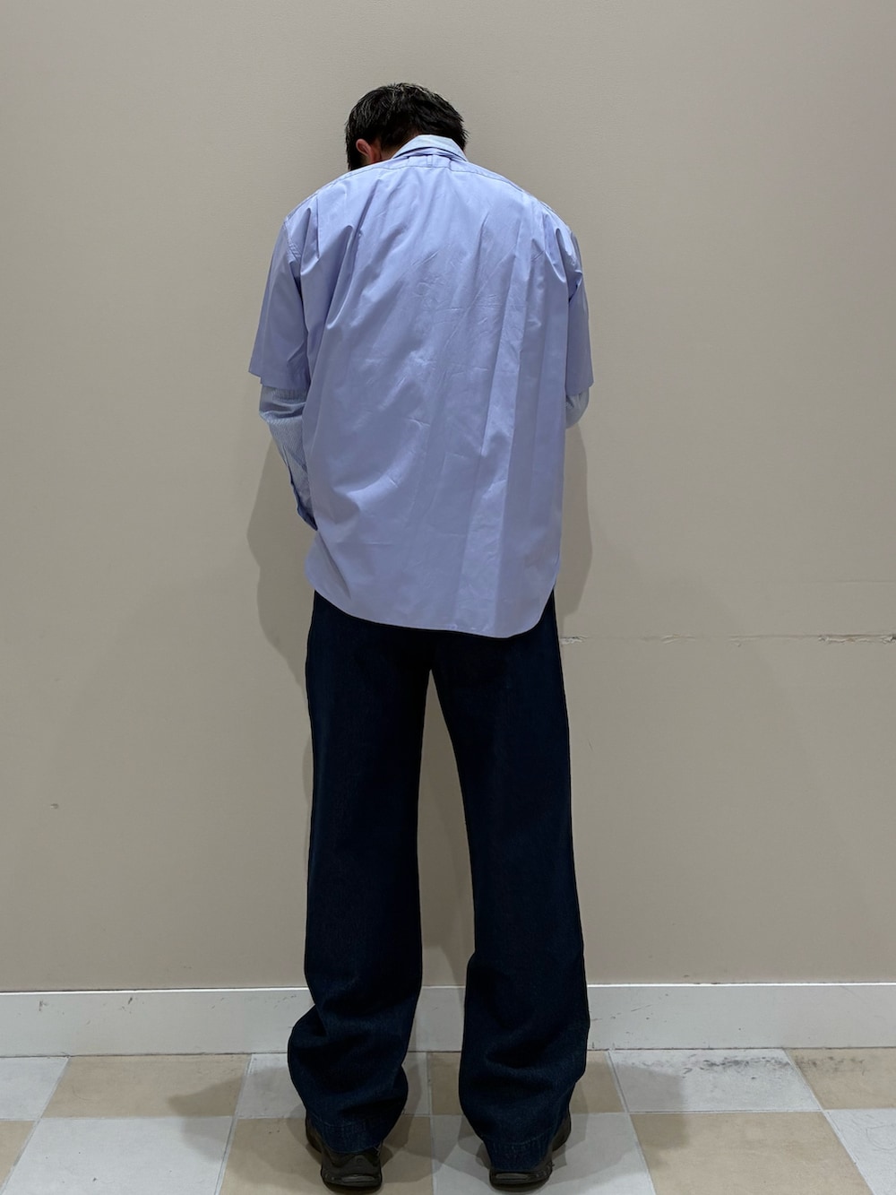 ブルー系のシャツ/ブラウス、ブルー系のデニムパンツを着用したメンズの春コーディネートの3枚目の写真