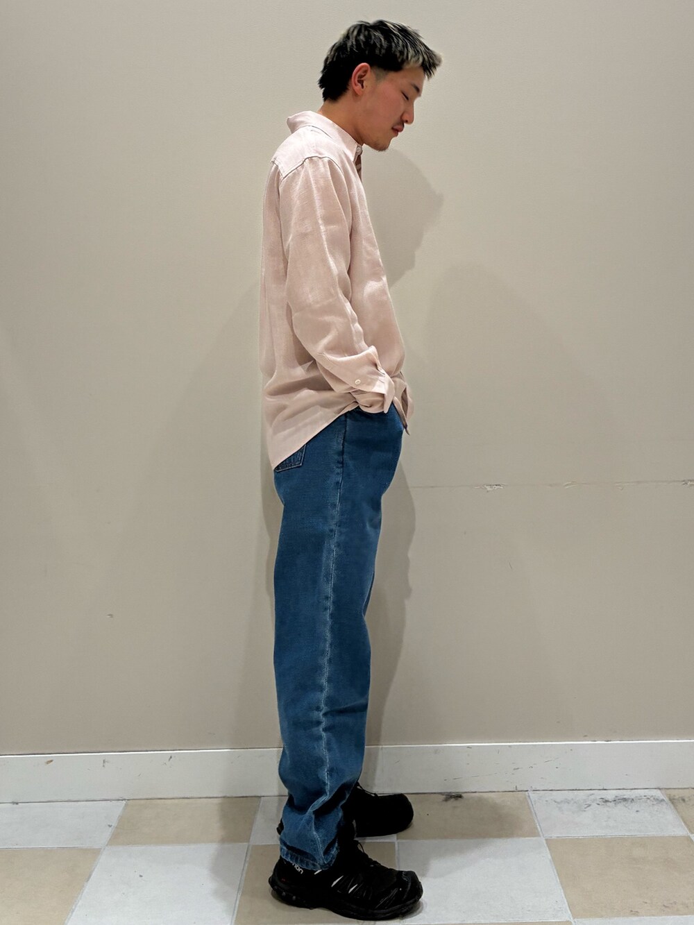 ピンク系のシャツ/ブラウス、ブルー系のデニムパンツを着用したメンズの春コーディネートの2枚目の写真